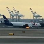 momentul in care un avion boeing 767 aterizeaza cu motorul in flacari credem ca am vazut motorul cazand de pe aripa dreapta 67c341d0b7fc7