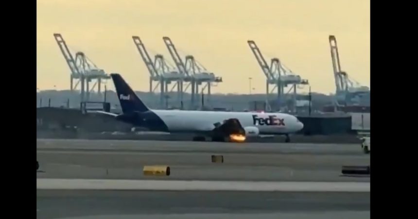 Aterizarea unui avion Boeing 767 cu motorul în flăcări. „Credem că am văzut motorul căzând de pe aripa dreaptă” 1 momentul in care un avion boeing 767 aterizeaza cu motorul in flacari credem ca am vazut motorul cazand de pe aripa dreapta 67c341d0b7fc7