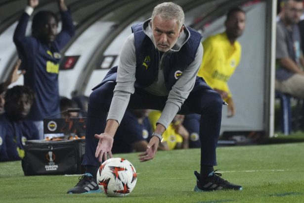 mourinho si a demolat jucatorii dupa infrangerea cu rangers din europa league o sa razi dar e un rezultat bun 67cac4d886625