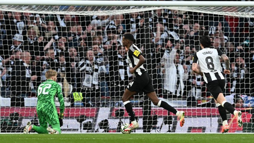 Newcastle învinge Liverpool și obține primul trofeu după 70 de ani! 1 newcastle o bate pe liverpool si castiga primul trofeu dupa 70 de ani 67d71d5f768ac