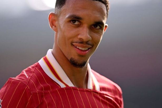 nu va fi titular gary neville l a pus la punct pe trent alexander arnold dupa anuntul transferului la real madrid 67e522c8af4a6