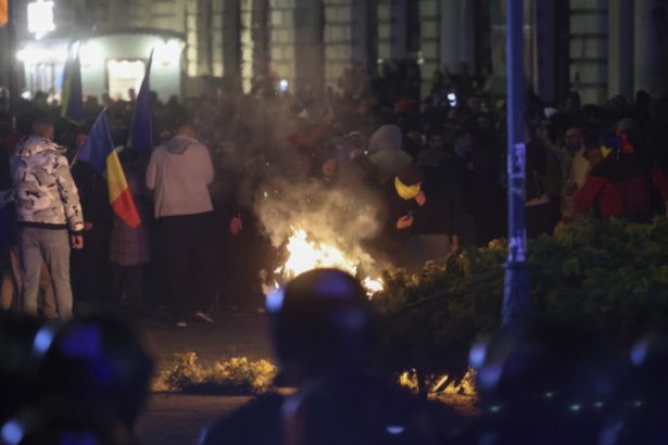 opt dintre suspectii retinuti pentru violentele din fata bec au fost arestati preventiv 67e44ce16a670