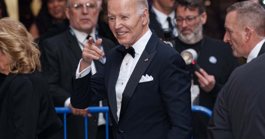 Ovații în picioare pentru fostul președinte al SUA, Joe Biden, la a doua sa apariție publică după plecarea de la Casa Albă. 1 ovatii in picioare pentru fostul presedinte al sua joe bine a aparut pentru a doua oara in public dupa plecarea de la casa alba 67e13c83b35dd