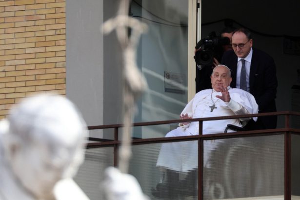 papa francis a aparut pentru prima data in public dupa cinci saptamani suveranul pontif a fost externat din spital 67dffcf26d6ef