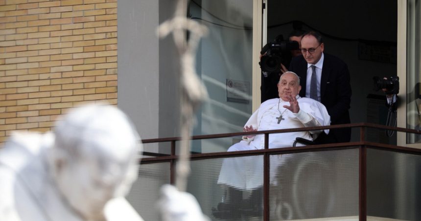 papa francis a aparut pentru prima data in public dupa cinci saptamani suveranul pontif a fost externat din spital 67dffcf26d6ef