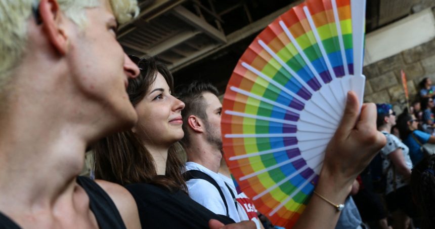 Partidul lui Viktor Orban solicită interzicerea paradei gay prin lege 1 partidul lui viktor orban cere interzicerea paradei gay prin lege 67d81b3477b1c