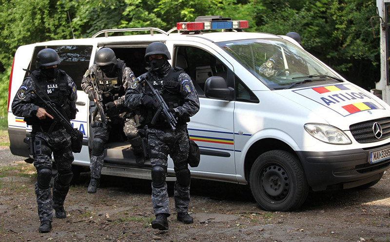 Percheziții cu mascații la Crucea: Patru bărbați anchetați pentru agresarea a doi tineri 1 perchezitii cu mascatii la crucea patru barbati sunt anchetati dupa ce ar fi batut doi tineri 67dd34718d0ca