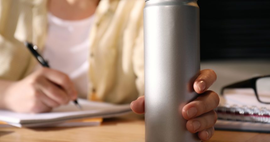 Pericolul dozelor de energizant: Impactul asupra creierului tinerilor 1 pericolul din dozele de energizant cum afecteaza creierul tinerilor 67dfc47804a0b