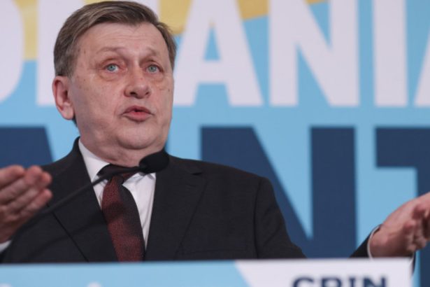 pnl a adunat aproape 700 000 de semnaturi pentru crin antonescu acestora li se vor adauga si cele stranse de psd si udmr 67cb19f95e64d