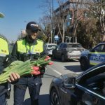 Polițiștii constănțeni au dăruit flori femeilor din trafic 2 politistii constanteni au oferit flori femeilor din trafic 67cc51fdc9094