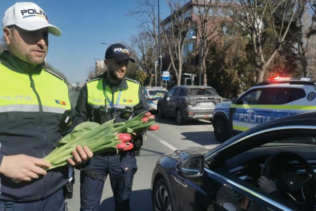 politistii constanteni au oferit flori femeilor din trafic 67cc51fdc9094