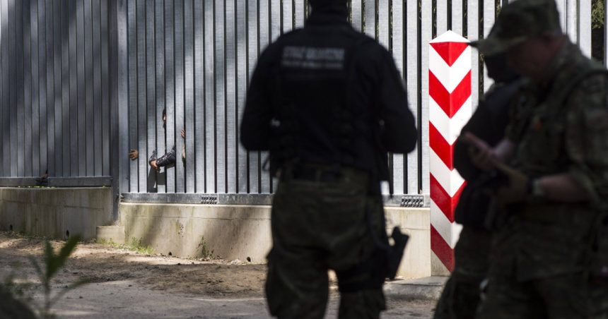 Polonia va suspenda dreptul de a solicita azil pentru migranții care intră în țară pe la granița cu Belarus. 1 polonia va suspenda dreptul de a solicita azil pentru migrantii care intra in tara pe la frontiera sa cu belarus 67e468fa6b9ca
