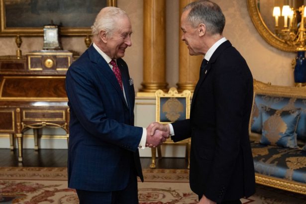 premierul canadei primit la palatul buckingham regele charles isi arata sprijinul in urma tensiunilor declansate de trump 67d8a3a75d522