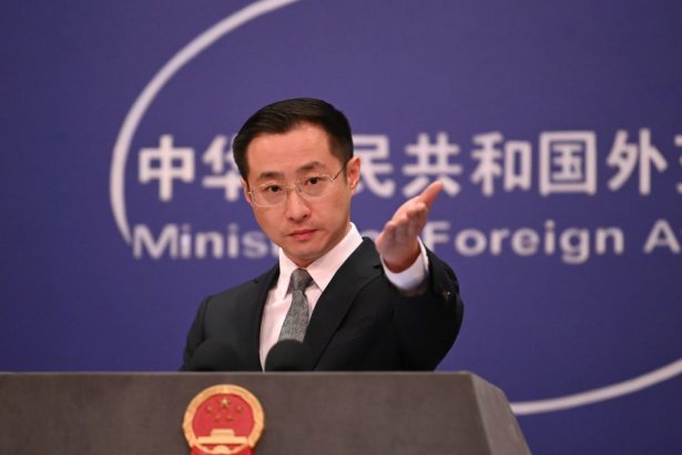 prima reactie a beijingului dupa scandalul de la casa alba china va continua sa joace un rol constructiv in cautarea unei solutii 67c577e30c3c0