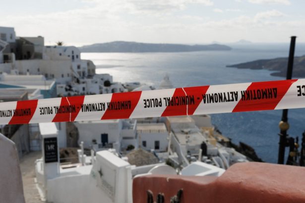 primii turisti au revenit pe santorini dupa miile de cutremure care au zguduit insula 67e1395ba0fbe