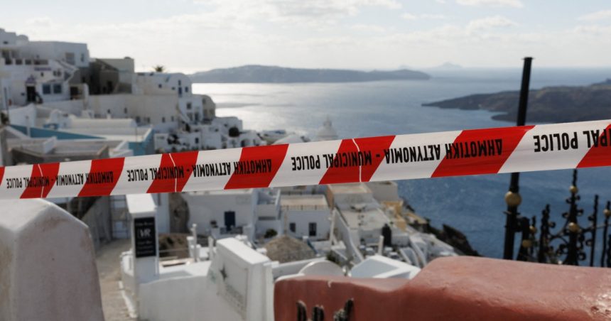 primii turisti au revenit pe santorini dupa miile de cutremure care au zguduit insula 67e1395ba0fbe