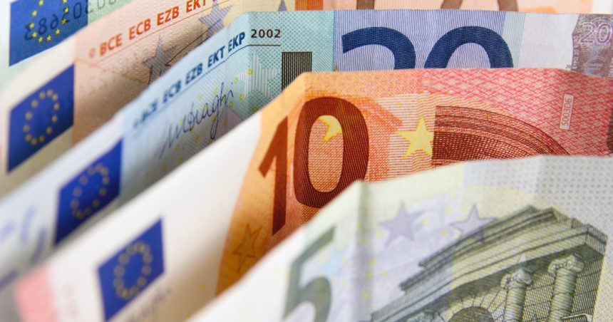 România se împrumută din nou pe piețele internaționale, demarând a doua emisiune de eurobonduri din acest an. 1 romania se imprumuta din nou pe pietele internationale a fost demarata a doua emisiune de eurobonduri din acest an 67e41a3abfff0