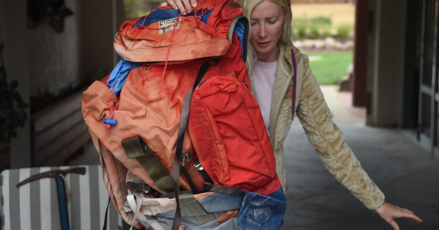 Rucsacul unui alpinist decedat acum 40 de ani a fost recuperat de fiicele sale din gheața de pe versantul unui vulcan. 1 rucsacul unui alpinist care a murit acum 40 de ani a fost recuperat de fiicele sale din gheata de pe versantul unui vulcan 67c7562a1b02e