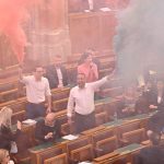 sase deputati maghiari au fost amendati si suspendati dupa ce au lansat bombe fumigene in parlamentul de la budapesta 67dd59f234cc0