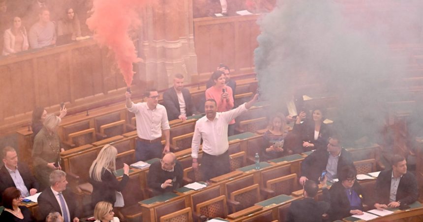 sase deputati maghiari au fost amendati si suspendati dupa ce au lansat bombe fumigene in parlamentul de la budapesta 67dd59f234cc0