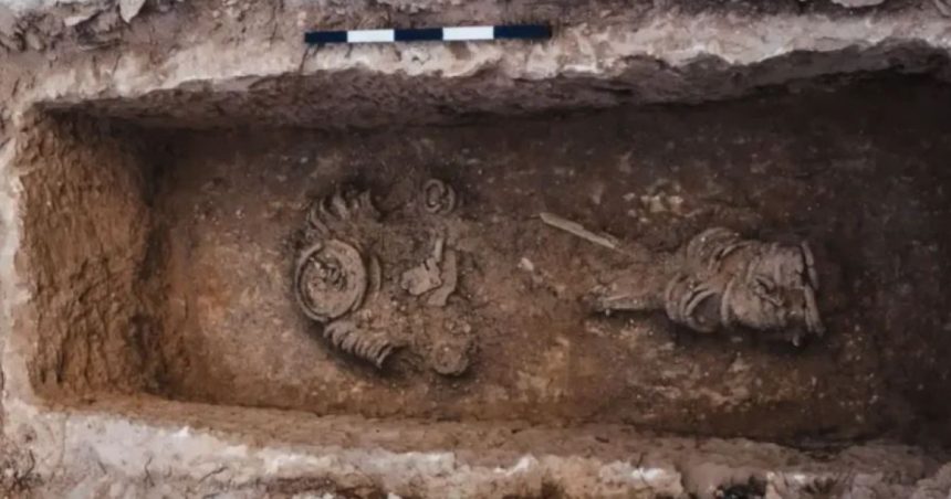 Scheletul unei femei de acum 1.500 de ani, descoperit înfășurat în lanțuri, lângă Ierusalim. Explicația arheologilor 1 scheletul unei femei care a trait in urma 1 500 de ani descoperit infasurat in lanturi langa ierusalim explicatia arheologilor 67c694ce00d0b