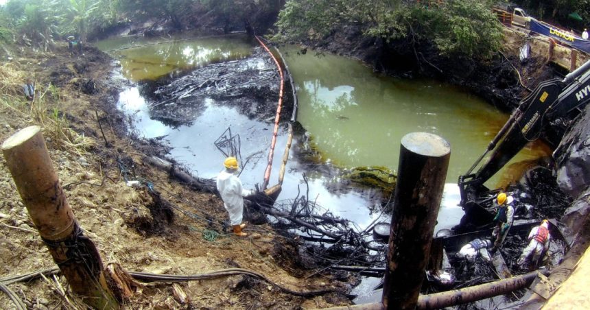 Scurgeri de petrol în regiunea amazoniană din Ecuador au lăsat zeci de mii de oameni fără apă potabilă, iar guvernul acuză un „sabotaj” 1 scurgeri de petrol in regiunea amazoniana din ecuador au lasat zeci de mii de oameni fara apa potabila guvernul acuza un sabotaj 67dfdcfa418db