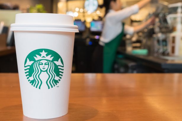 starbucks obligata sa plateasca milioane de dolari despagubiri unui curier care s a oparit cu cafea reactia companiei 67d6bafbc87b7