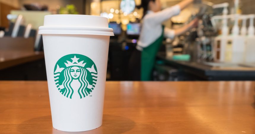 starbucks obligata sa plateasca milioane de dolari despagubiri unui curier care s a oparit cu cafea reactia companiei 67d6ccd2bfdf0