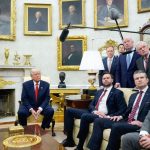 steaguri figurine si aur peste tot cum donald trump a transformat biroul oval intr o galerie aurita 67d91431d77d5