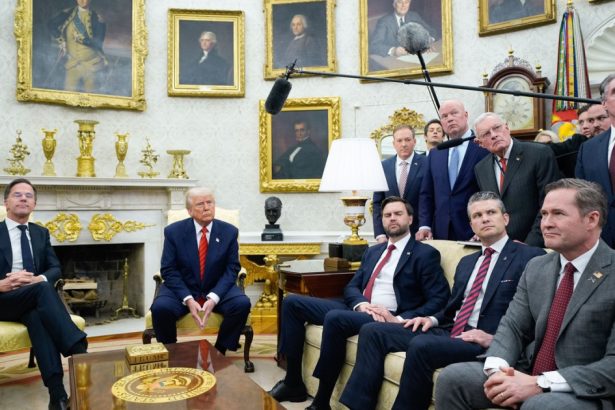steaguri figurine si aur peste tot cum donald trump a transformat biroul oval intr o galerie aurita 67d91431d77d5