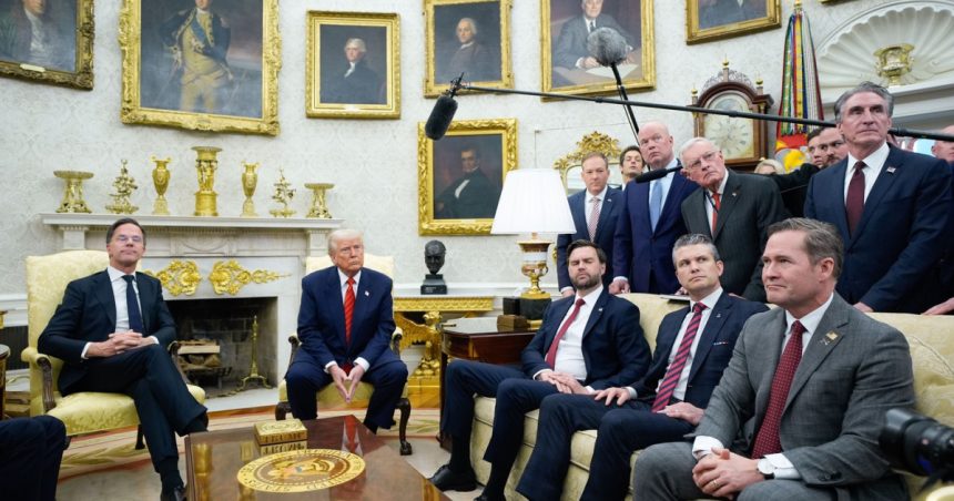 steaguri figurine si aur peste tot cum donald trump a transformat biroul oval intr o galerie aurita 67d91431d77d5