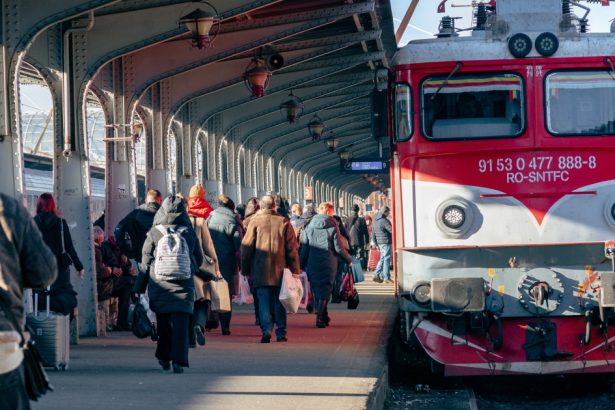 studentii pot din nou sa cumpere online bilete cu reducere la tren anuntul cfr calatori 67c87af0ebca7