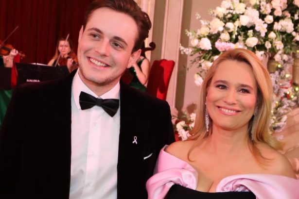 surpriza primita de andreea esca de la baiatul ei ce a facut aris eram pentru mama lui celebra de mic imi placea sa o surprind 67c9b54305791