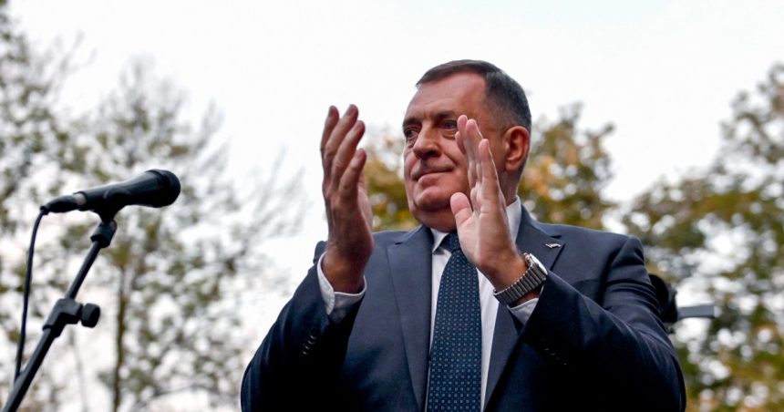 Tensiuni în Bosnia și Herțegovina: Premierul Republicii Srpska părăsește țara, ignorând un mandat de arestare. Cine este Milorad Dodik? 1 tensiuni in bosnia si hertegovina premierul republicii srpska a parasit tara sfidand un mandat de arestare cine e milorad dodik 67e577738b738