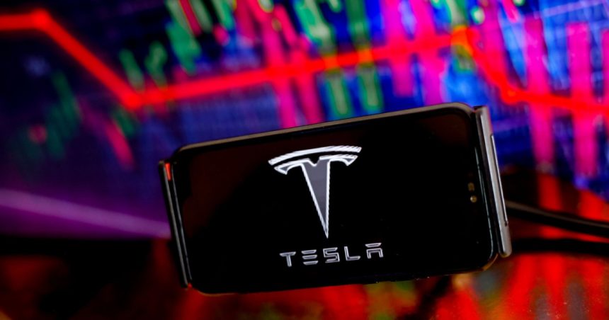 tesla in picaj la bursa capitalizarea companiei conduse de elon musk s a injumatatit dupa victoria lui trump in alegeri 67cf234830cde