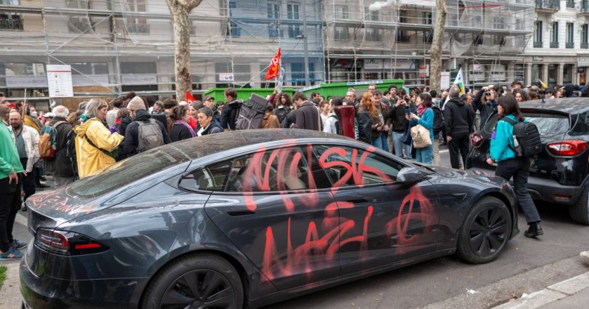 „Proteste internaționale împotriva lui Elon Musk - sute de manifestații planificate” 1 tesla takedown sute de manifestatii impotriva lui elon musk sunt planificate pe tot globul 67e786a96e244