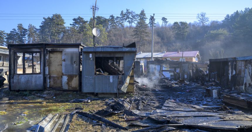 tragedie in slovacia patru copii si un adult au murit dupa ce baracile in care locuiau au luat foc 67dbec8ccbb49