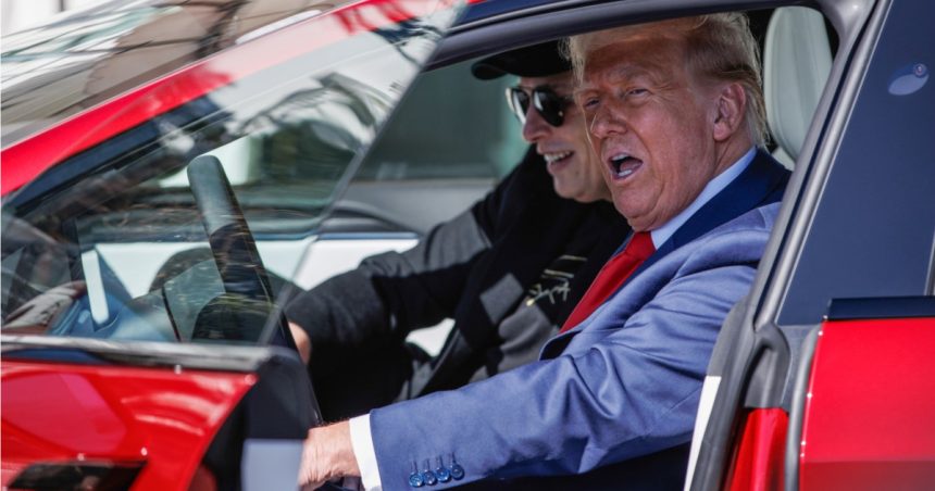 Trump denumește atacurile asupra proprietăților Tesla „terorism intern” și identifică vinovații. 1 trump califica drept terorism intern atacurile asupra proprietatilor tesla pe cine da vina 67da7afa2c090