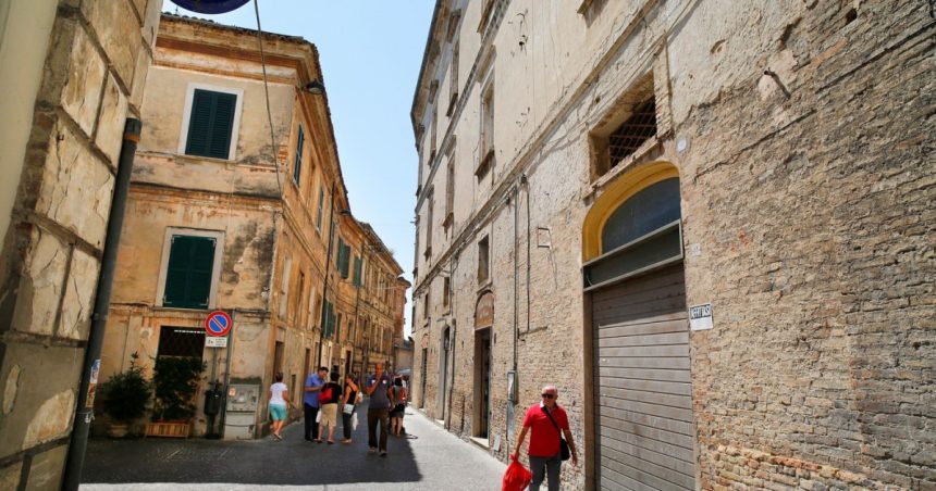un alt oras italian se pregateste sa vanda case la un euro ma doare atat de tare sa vad aceste case abandonate este ca o rana 67debd48de946