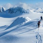 un barbat a fost salvat dintr o avalansa dupa ce a stat sapte ore ingropat in zapada oamenii se sufoca de obicei in 10 minute 67dc049c30ecd