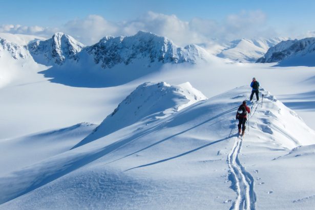 un barbat a fost salvat dintr o avalansa dupa ce a stat sapte ore ingropat in zapada oamenii se sufoca de obicei in 10 minute 67dc049c30ecd