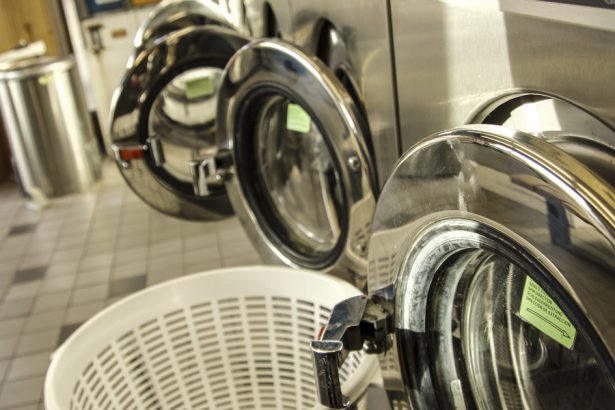un barbat acuzat de viol a putut fi condamnat dupa ce imaginea i a aparut in reflexia geamului unei masini de spalat 67e10b6ac9b96