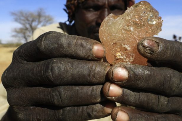 un ingredient esential din coca cola bomboane mms si rujuri loreal este obiectul contrabandei din sudanul devastat de razboi 67c6d2d1a23ad