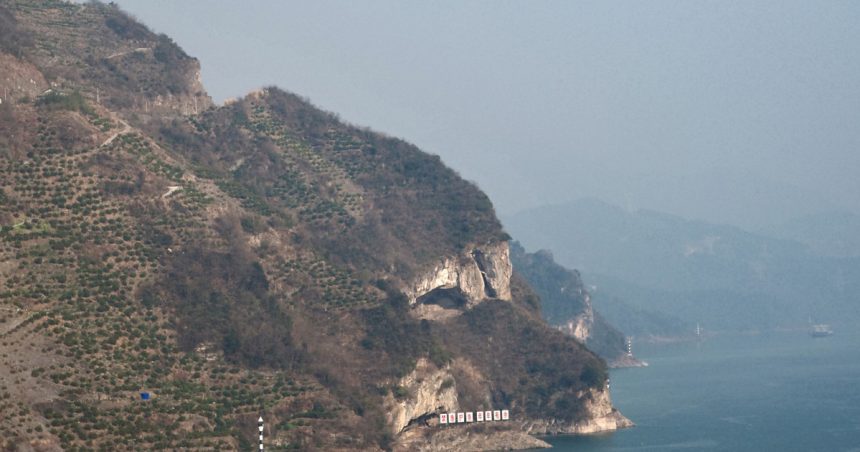 Un munte din China, aglomerat de turiști după o postare virală pe internet, unde oamenii vin cu câinii pentru a-și face poze. 1 un munte din china asaltat de turisti dupa o postare virala pe internet oamenii merg acolo cu cainii si isi fac fotografii 67dba205938cc