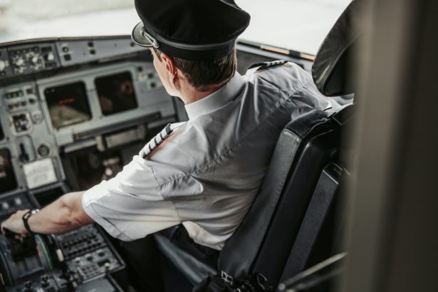 un pilot a fost descoperit beat chiar inainte de a se urca la bordul avionului politistii l au retinut pe un aeroport din stockholm 67c9a182bb5a7