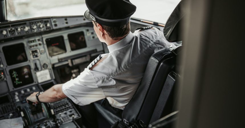 un pilot a fost descoperit beat chiar inainte de a se urca la bordul avionului politistii l au retinut pe un aeroport din stockholm 67c9a182bb5a7