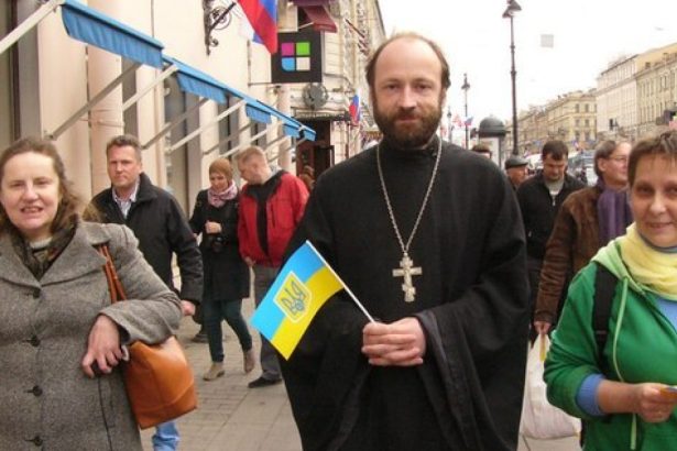 un preot rus a fost arestat direct din biserica pentru o poza din 2014 si un verset din biblie ce a spus acesta 67e15564b78e6