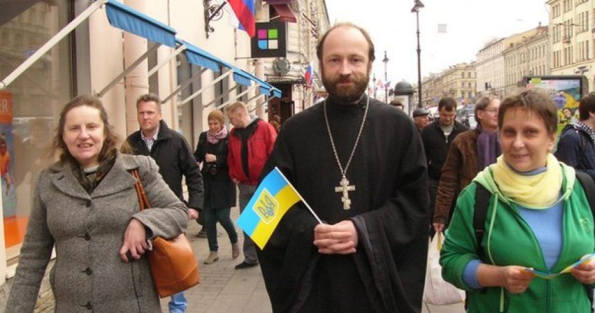 un preot rus a fost arestat direct din biserica pentru o poza din 2014 si un verset din biblie ce a spus acesta 67e15564b78e6