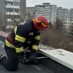 unei femei i a cazut in cap o bucata dintr un balcon in timp ce mergea pe o strada din capitala politistii fac cercetari 67e6e59bd242a