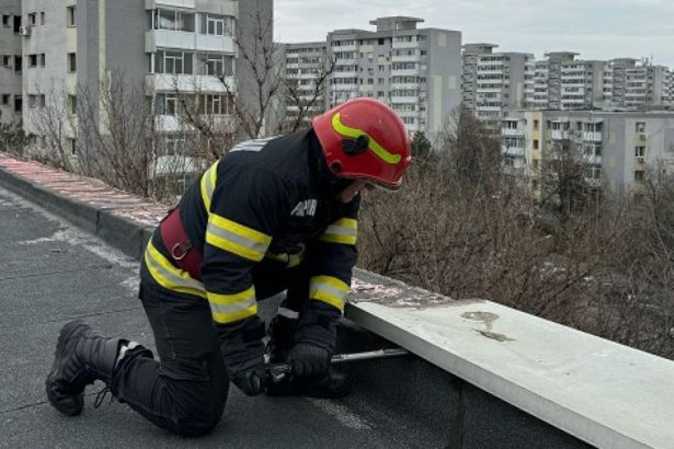 unei femei i a cazut in cap o bucata dintr un balcon in timp ce mergea pe o strada din capitala politistii fac cercetari 67e6e59bd242a